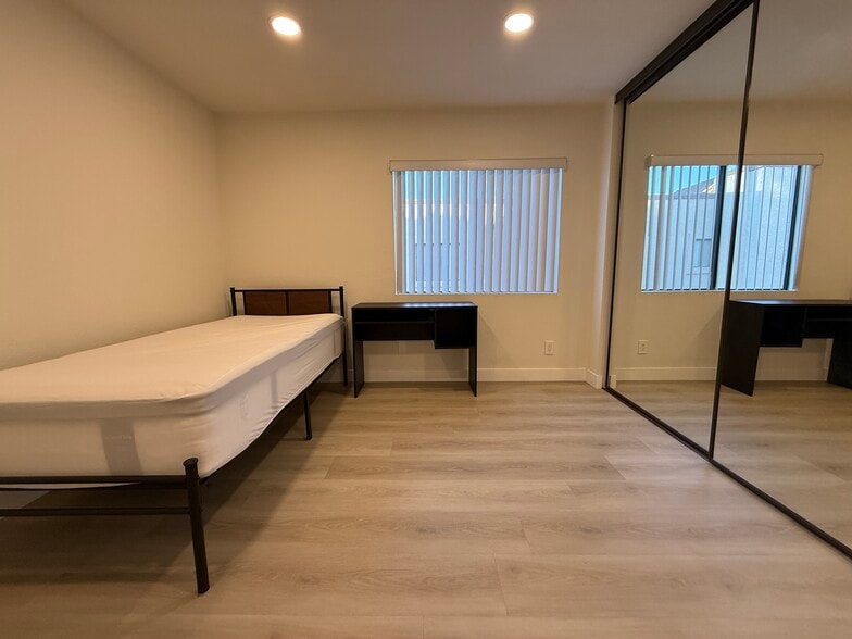 Large bedroom - 4639 Executive Dr