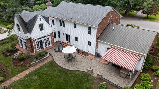 Building Photo - Spacious Home with Fenced Yard Exclusive Access to Hethwood Amenities