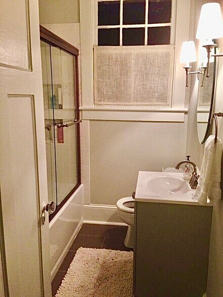 Full bathroom - 1217 Foucher St