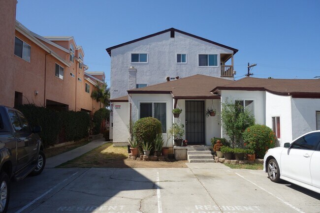 Building Photo - Renovated Large 2 Bedroom/1 Bathroom Top F...