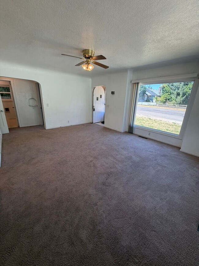 Building Photo - 2 Bedroom with a garage with Large fenced yard!