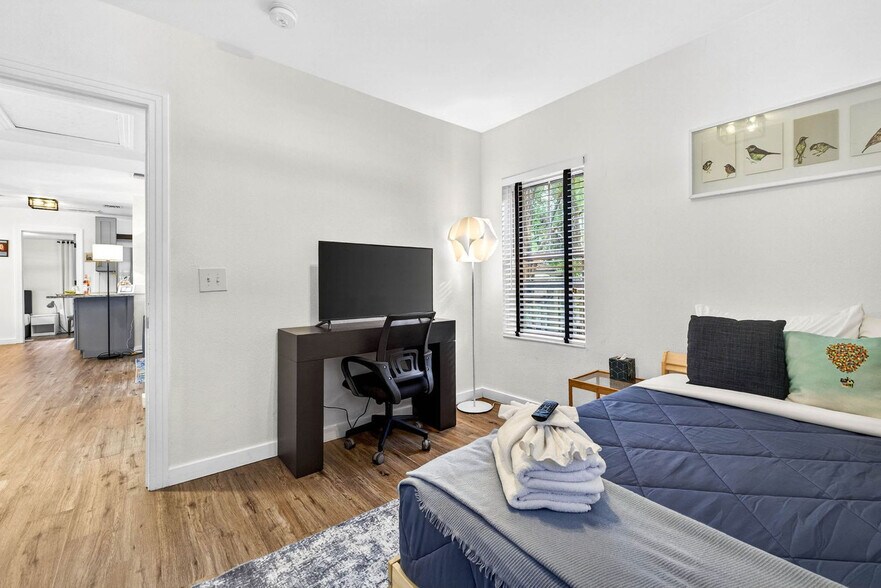 Building Photo - 1317 E Diana St