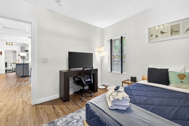 Building Photo - 1317 E Diana St