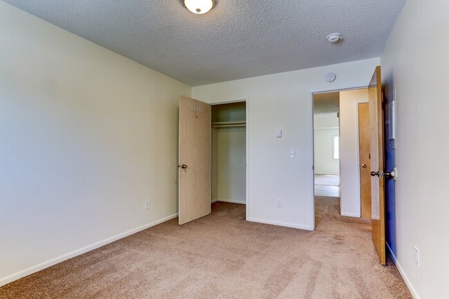 Building Photo - Ground Floor 2bed/1bath! With a private pa...