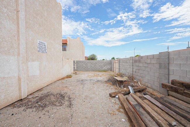 Building Photo - 1508 W 9th Pl