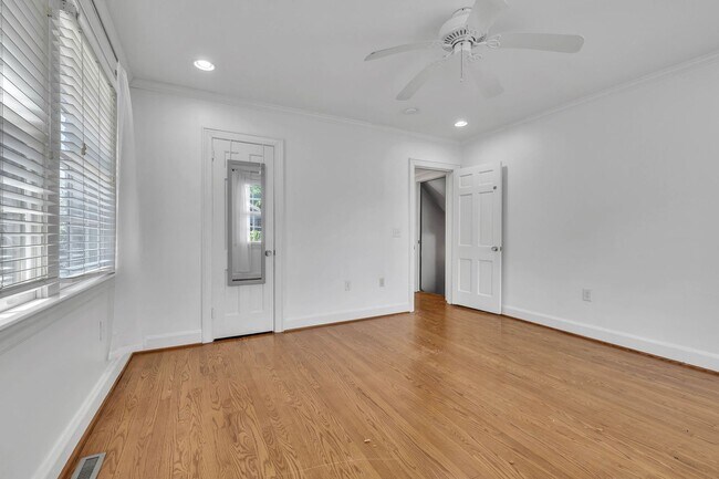 Building Photo - Beautifully maintained and move-in ready 5BR home with a basement