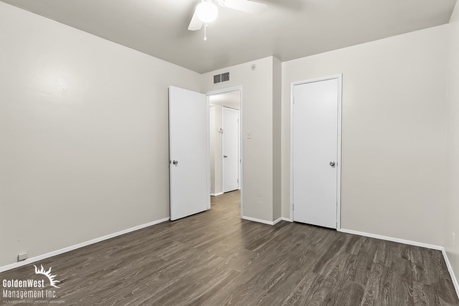 Building Photo - Charming 2Bdm 1Ba Apartment in Phoenix - MI Special