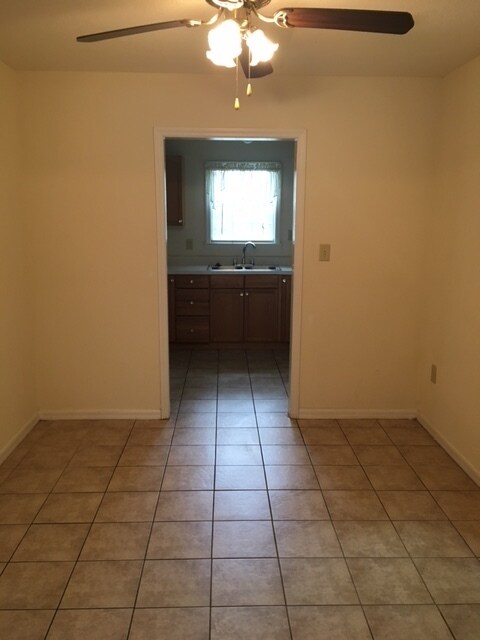 Building Photo - 895 Greenwood Dr