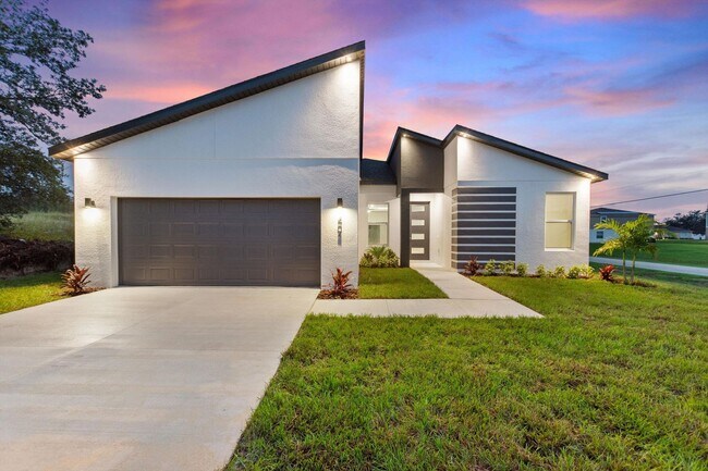 Primary Photo - Deposit-Free! Modern, energy efficient hom...