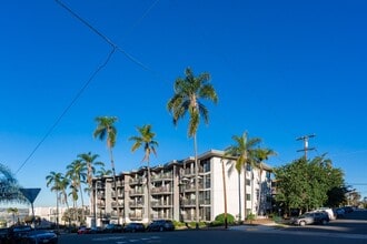 Building Photo - Stunning Bay View Condo in Bankers Hill