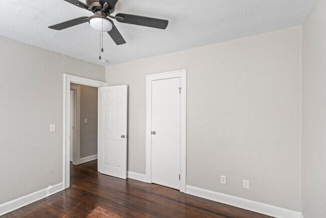 Building Photo - Affordable 2-Bed Home in Kansas City — Hardwood Floors, Porch & Pet-Friendly!