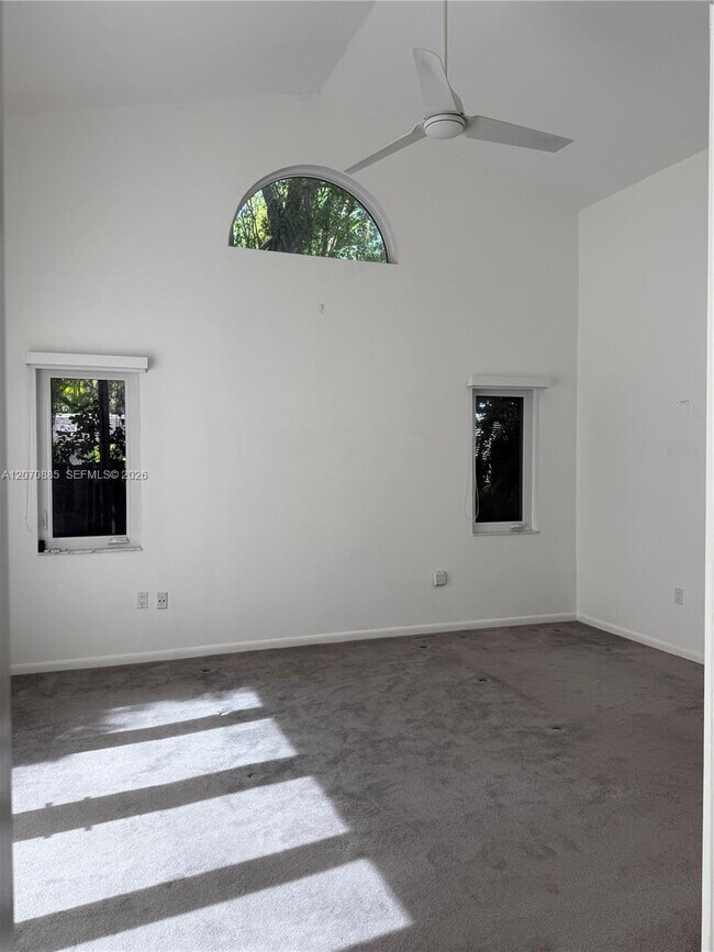 Building Photo - 3865 Poinciana Ave