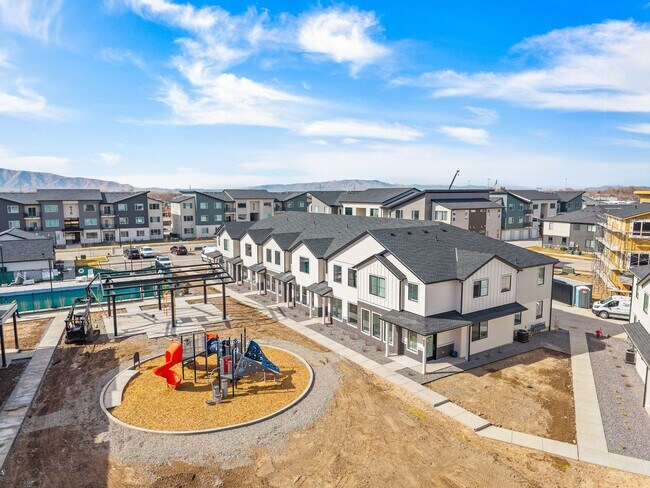 Building Photo - Beautiful 3-bedroom, 2.5-bath townhome