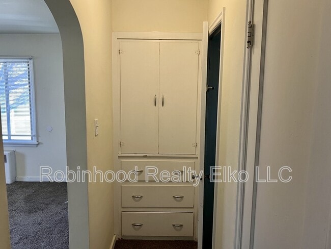 Building Photo - 345 Maple St