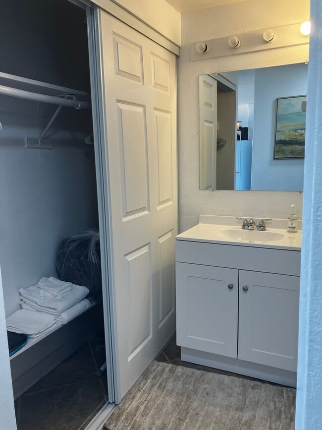 Building Photo - Furnished Beachside Studio Apartment