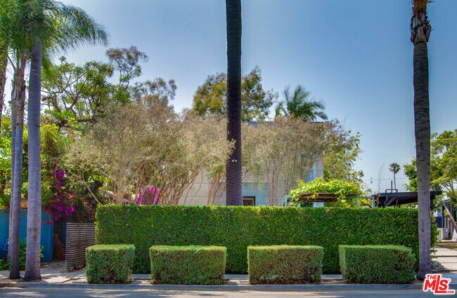 Building Photo - 757 1/2-757 1/2 Milwood Ave