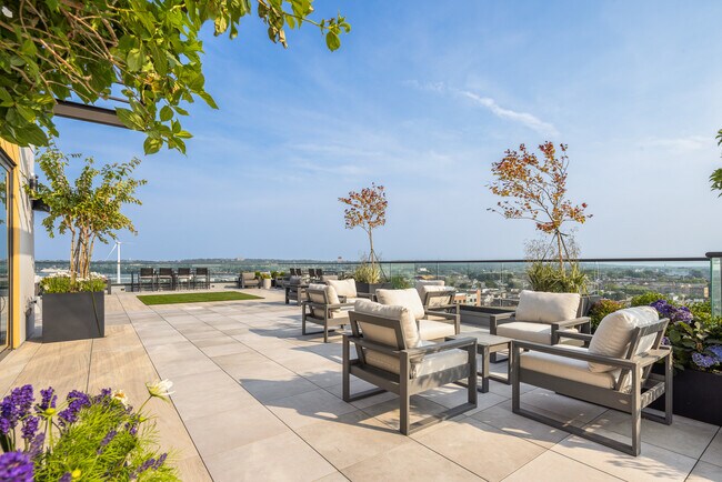 Building Photo - Alora Bayonne