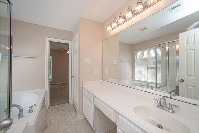 Building Photo - 2223 Shady Pine Dr