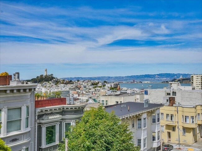 Building Photo - Quintessential San Francisco Nob Hill Flat...