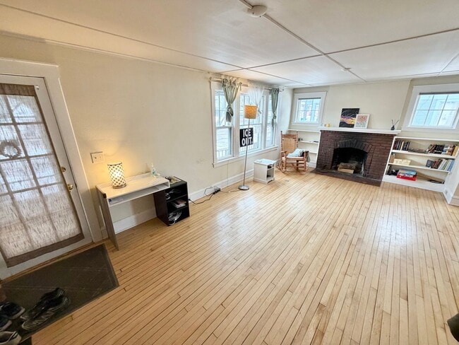Building Photo - 3 Bedroom Apartment in Burlington VT Available NOW! OFF STREET PARKING, LAUNDRY, HEAT INCLUDED!