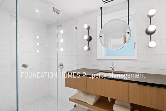 Building Photo - 215 Molino Ave