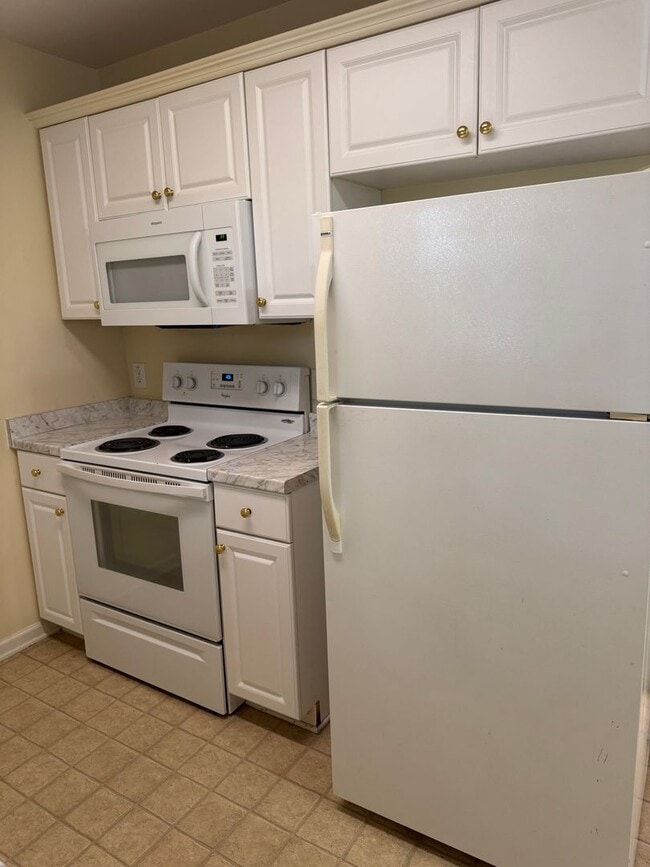 Building Photo - $1,150 | 2BR/1.5BA End Unit Townhouse – Sp...
