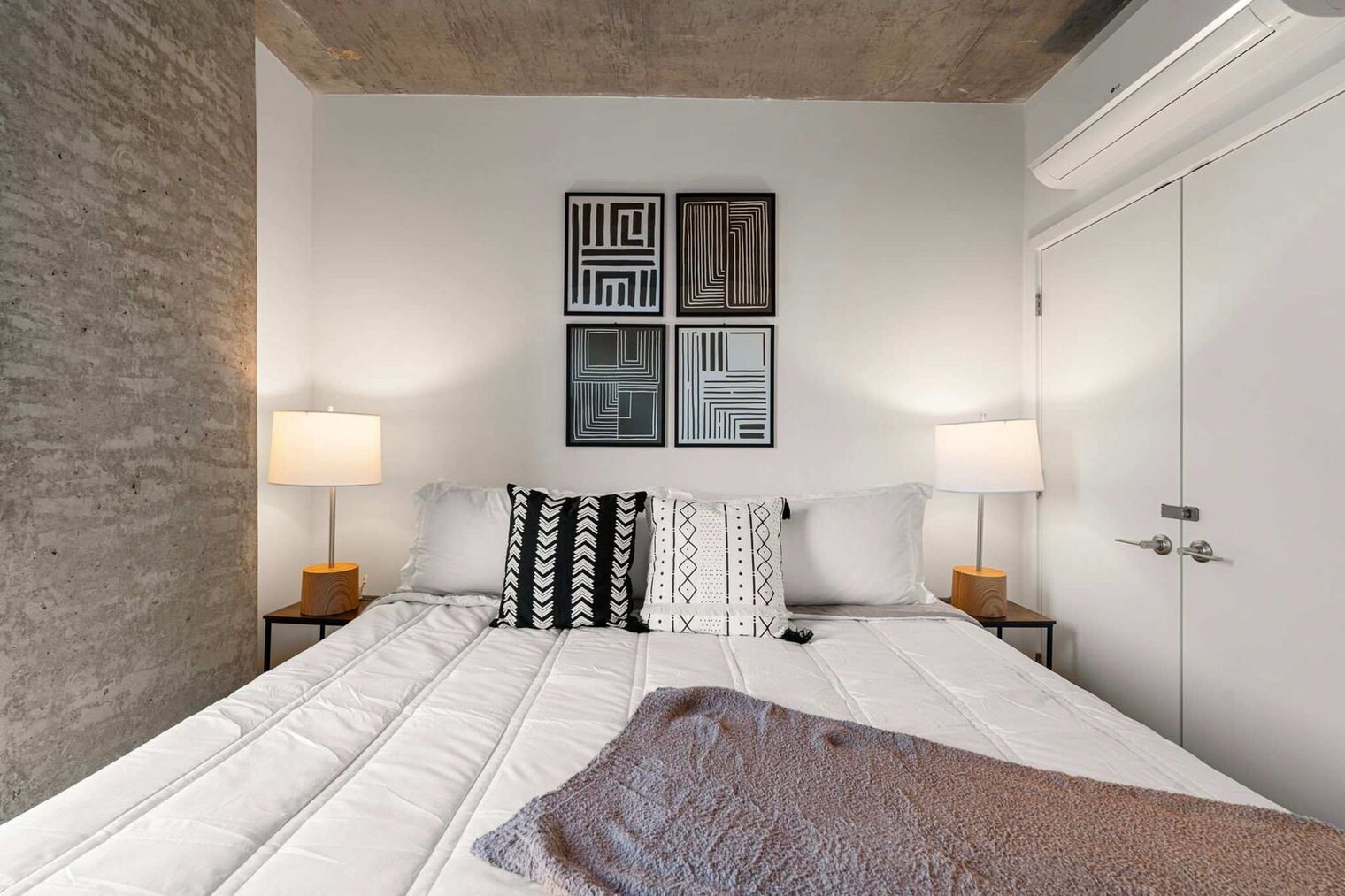 Building Photo - 853 W Blackhawk St