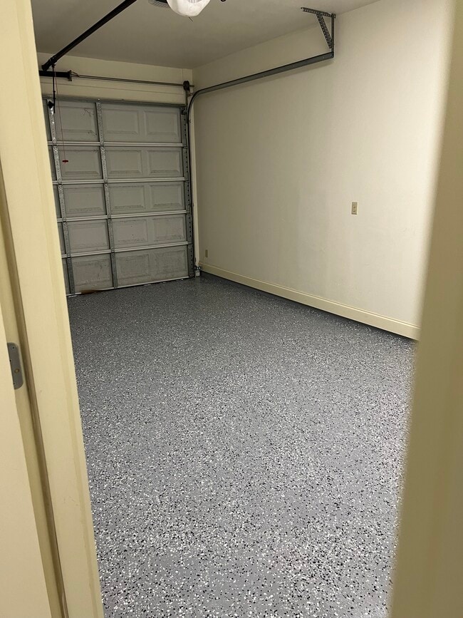 Garage - 37150 Woodgate Ave