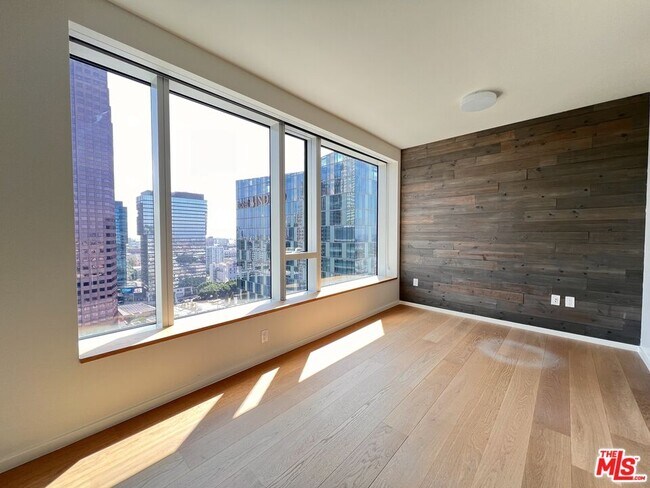 Primary Photo - 889 Francisco St