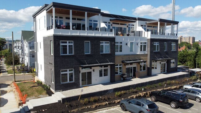 Building Photo - $1655/Bedroom |8BR Townhome in Fort Sander...