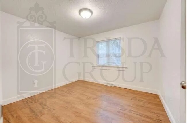 Building Photo - Avail June 1st! Renovated Crafton 2BR Apt, A/C, Private laundry/storage, Parking, Pets OK!