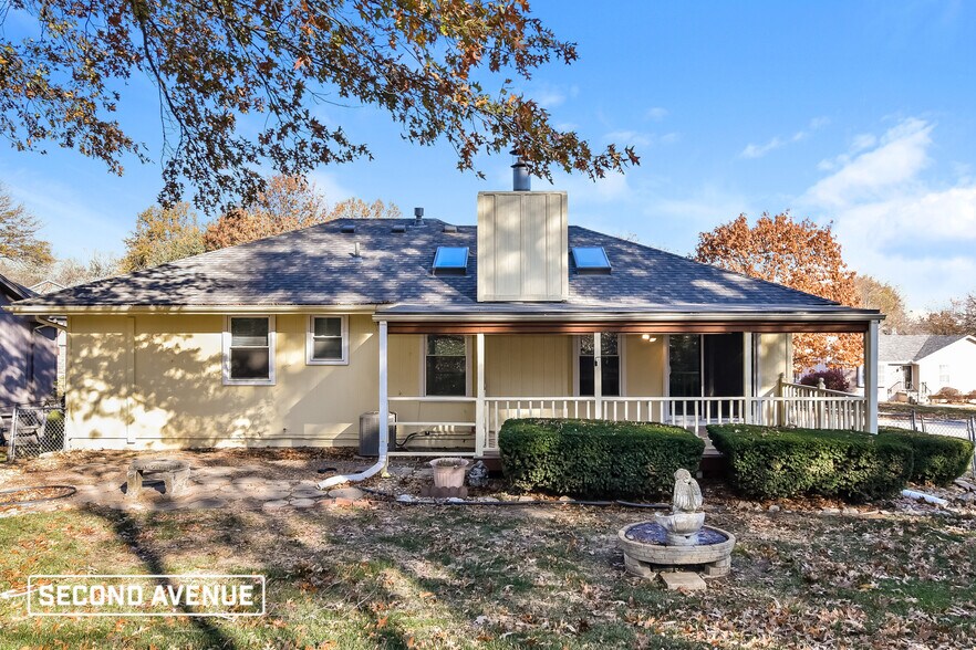 Building Photo - 716 SE Shamrock Ln