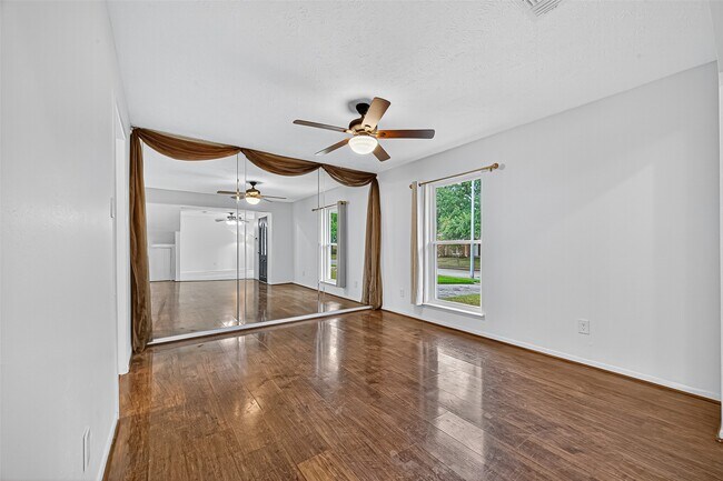 Building Photo - 21422 Park Willow Dr