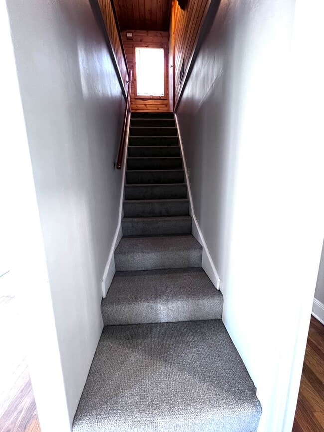 Building Photo - AVAILABLE JUNE 1ST: 4 bedroom 2 bathroom home!