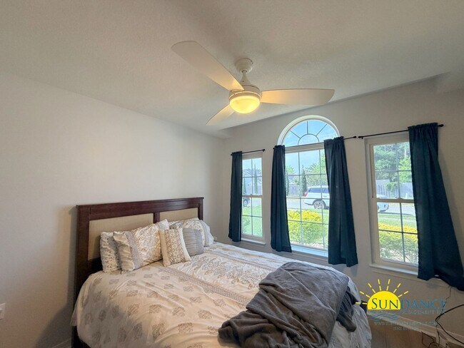 Building Photo - Stunning 3 Bedroom Home in Gulf Breeze with stand out accents!