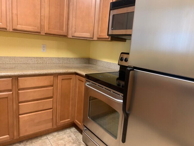 Building Photo - Beautiful upstairs condo with Washer and D...