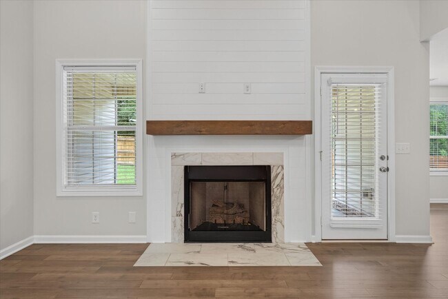 Building Photo - Like New Three Bedroom with Bonus!