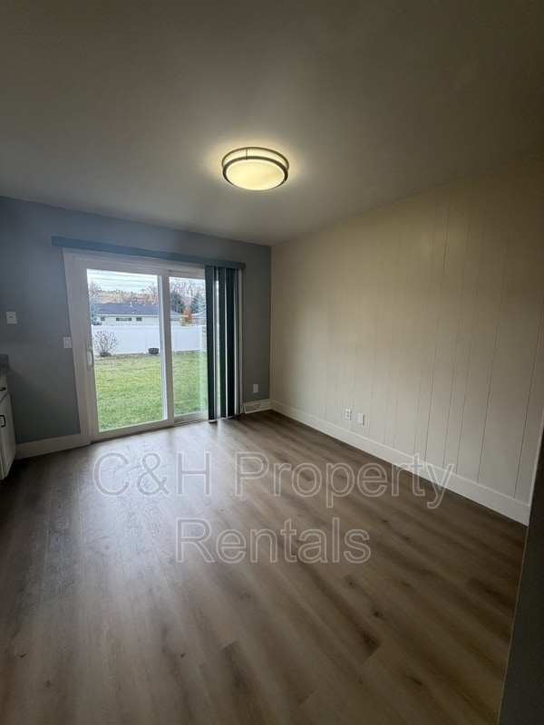 Building Photo - 915 Avenue F