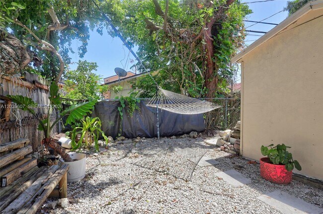 Building Photo - 3522 SW 25th St