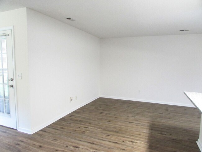 Building Photo - 2 Bed, 2 Bath Condo - Desirable Location -...