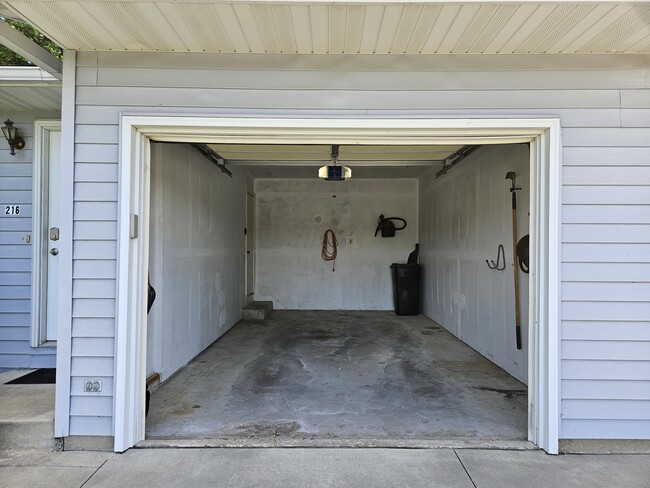 Building Photo - 216 Union St NE