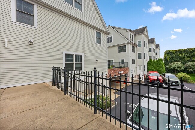 Building Photo - 10 Haviland St