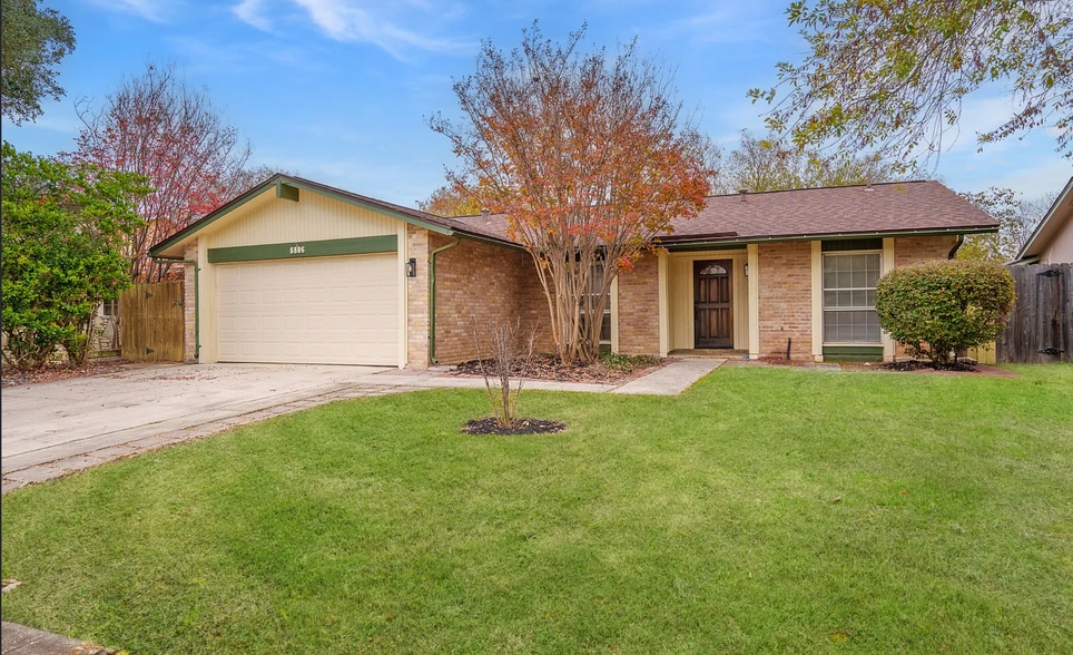 Building Photo - 8806 Thatch Dr