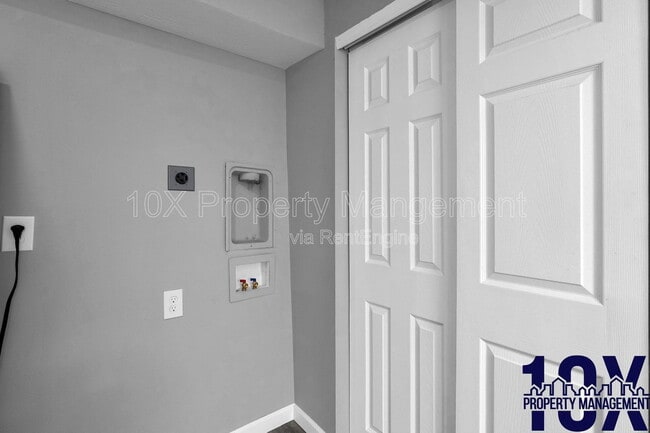 Building Photo - 2767 Hiawatha St