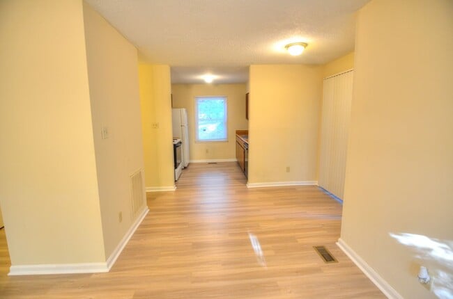 Building Photo - Walk to Downtown Carrboro From This End Unit Townhome!
