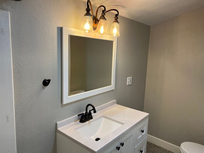 Building Photo - Updated 3 bedroom 1 bathroom house in Thur...