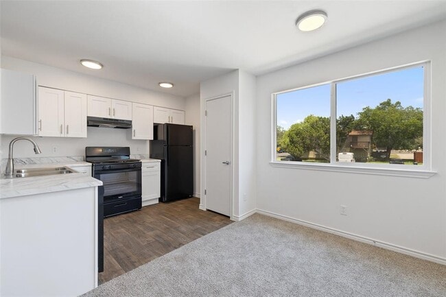 Building Photo - 9903 Roxanna Dr