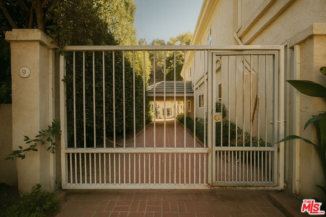 Building Photo - 1174 Coldwater Canyon Dr