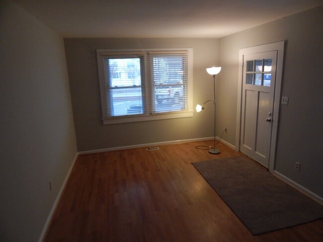 Building Photo - Lower Level, 1 Bedroom Apartment Near Johnnie Mercer's Pier, Includes Utilities and Off Street Pa...