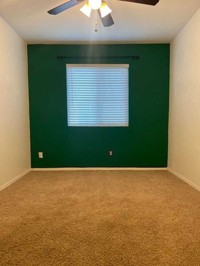 Building Photo - Small home with all appliances!